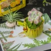 Pot de fleur jaune en céramique émaillée, design feuille de bananier avec plante grasse.
