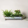 Pot de fleur long en métal galvanisé, idéal pour créer un coin végétal sur balcon ou jardin urbain.