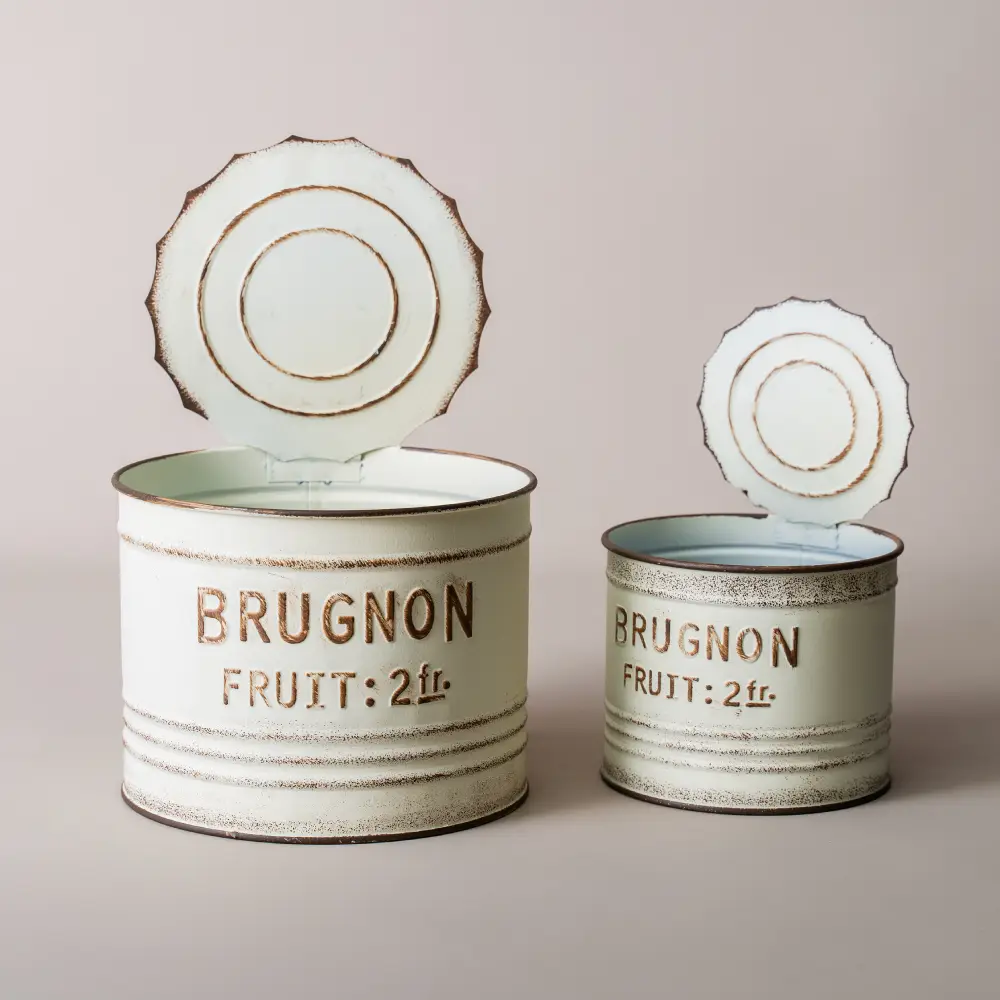 Petit pot de fleur blanc en métal style conserve vintage, idéal pour une décoration de balcon ou cuisine rétro.