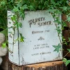 Jardinière en métal imitation livre, pot de fleurs blanc au style rétro, idéal pour un coin verdoyant plein de caractère.