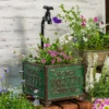 Pot de fleur pour balcon rempli de fleurs violettes et blanches, posé sur une caisse en bois extérieure.