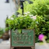 Pot de fleur pour balcon vert avec géraniums blancs, parfait pour une décoration de terrasse fleurie.