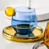 Verres à eau artisanaux en verre soufflé avec palette de couleurs ludiques et plateaux brillants