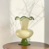 vase à pied crème à bord ondulé vert