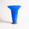 Ensemble de vase bleu décoratif avec finitions transparentes, inspiré du style artistique contemporain en verre soufflé.