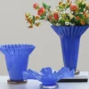 Vase bleu sculptural en verre soufflé, idéal comme pièce maîtresse sur une table ou une console moderne.