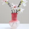Vase décoratif en verre artisanal soufflé, parfait pour ajouter une touche artistique à votre salon.