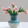 Vase décoratif à col arrondi, idéal pour une décoration de table moderne et élégante.