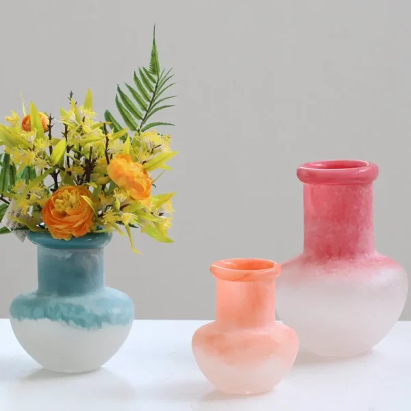 Vase décoratif aux tons dégradés, idéal comme pièce centrale dans une décoration intérieure chaleureuse.