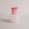 Vase décoratif Rosé en verre dégradé, au style poudré et délicat parfait pour les compositions florales romantiques.