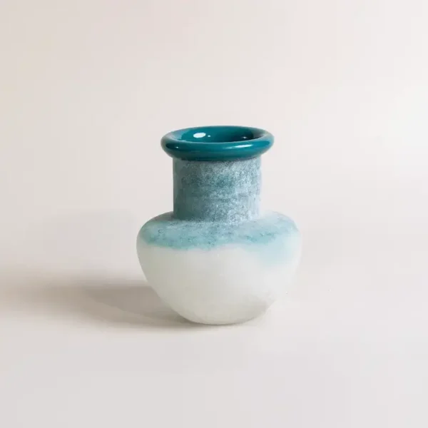 Vase décoratif Turquoise en verre givré, aux nuances marines douces pour une ambiance fraîche et moderne.