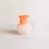 Vase décoratif en verre soufflé avec dégradé Corail élégant, idéal pour sublimer un intérieur lumineux.
