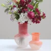 Vase décoratif avec finition givrée et texture douce, pour des fleurs fraîches ou séchées.