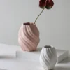 Vase en Ceramique Blanche – Serie Twist Artisanal 4