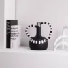 Vase en Resine – Style Art Noir et Blanc 2