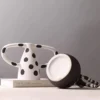 Vase en Resine – Style Art a Pois Blancs et Noirs 2