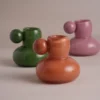 petit vase et fleurs sur table