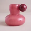 vase et fleurs rose framboise