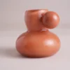 vase et fleurs orange vif