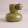 vase et fleurs vert olive
