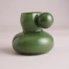 vase et fleurs vert clair