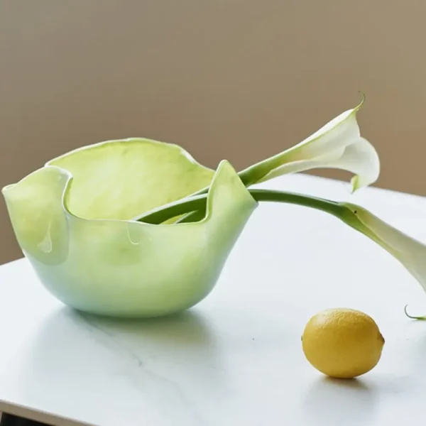 Vase moderne style organique en verre coloré, parfait pour ajouter une touche sculpturale à un intérieur design