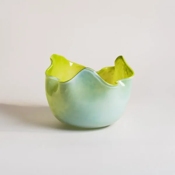 Vase moderne en verre soufflé vert avec design ondulé élégant, idéal pour une décoration contemporaine et artistique
