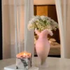 Vase rose pour décoration intérieure, style vintage chic, parfait pour chambre, salon ou espace de détente.