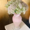Élégant vase rose soufflé à la main, aux reflets doux, idéal pour une touche florale dans une décoration féminine.