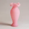 Vase rose en verre soufflé avec finition dégradée, parfait pour sublimer une décoration douce et féminine.