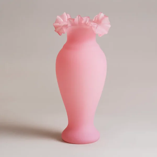 Vase rose en verre soufflé avec finition dégradée, parfait pour sublimer une décoration douce et féminine.