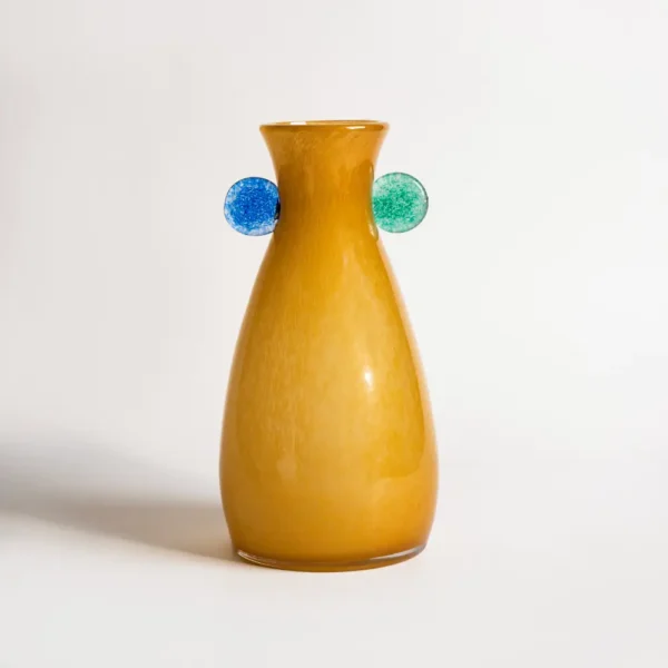 Vase en verre soufflé de style ludique avec poignées rondes colorées sur les côtés, design artistique original.