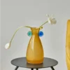Vase verre décoratif à surface lisse et formes ludiques, parfait pour les intérieurs créatifs et colorés.
