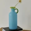 Vases en verre design aux couleurs fruitées et formes arrondies, un choix vibrant pour dynamiser une étagère ou une table.