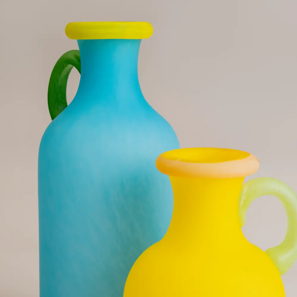 Trois vases en verre aux formes de bouteille stylisées, parfaits pour ajouter une touche design dans un intérieur épuré.