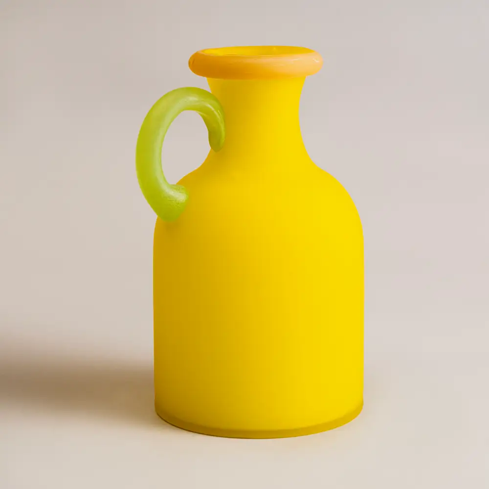 Vase jaune mat avec anse translucide vert clair, une interprétation lumineuse et audacieuse des vases en verre au style bouteille original.