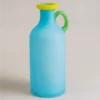 Grand vase bleu ciel au col contrasté, parfait pour représenter la fraîcheur et la modernité des vases en verre soufflé.