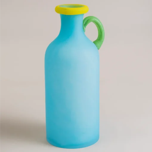Grand vase bleu ciel au col contrasté, parfait pour représenter la fraîcheur et la modernité des vases en verre soufflé.