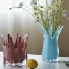 Ambiance lumineuse avec vases et fleurs pastel dans un intérieur épuré, parfait pour une décoration contemporaine.