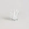 Petit vase blanc en verre soufflé utilisé comme pot à pinceaux dans un décor minimaliste – parfait pour vases et fleurs modernes.