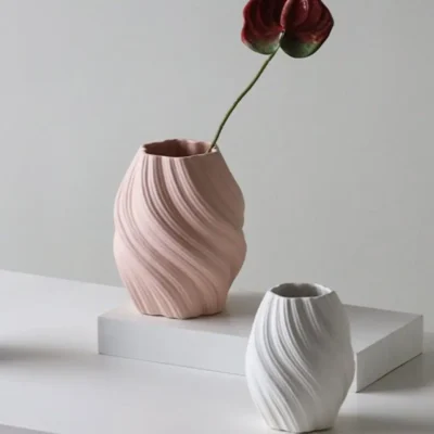 Vase en Ceramique Blanche – Serie Twist Artisanal 4