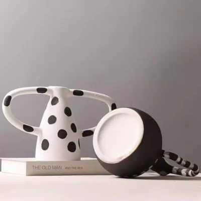 Vase en Resine – Style Art a Pois Blancs et Noirs 2