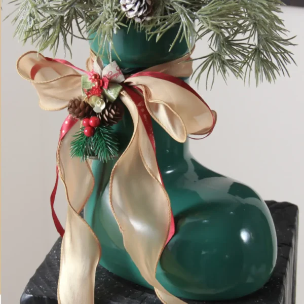 Vase décoré vert foncé avec finition brillante et ruban doré festif, idéal pour une décoration de Noël originale.