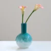 Vase vintage décoratif en verre soufflé bleu et blanc, idéal pour sublimer un intérieur moderne ou éclectique avec finesse.