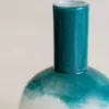 Vase vintage au col étroit et base arrondie, design artistique en verre soufflé évoquant l’élégance nordique et la simplicité naturelle.