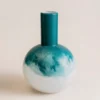 Vase vintage en verre soufflé avec dégradé bleu boréal, parfait pour une décoration raffinée au style intemporel et original.