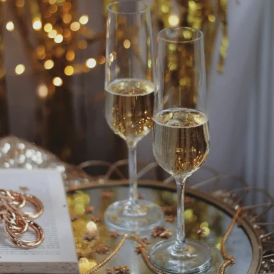 Verres à vin assortis à une décoration de table élégante