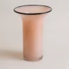 Vase pour tulipes en verre soufflé rose poudré, idéal pour une ambiance douce et romantique.
