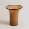 Élégant vase pour tulipes en verre soufflé couleur miel doré, apportant chaleur et raffinement à votre intérieur.