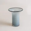 Vase pour tulipes au style moderne en verre soufflé bleu givré, parfait pour une décoration apaisante.